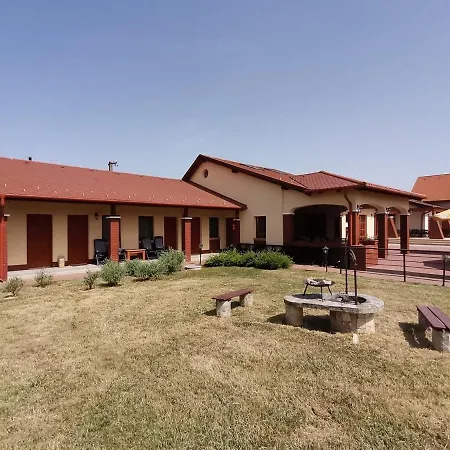 Kamilla Panzio Es Rendezvenyhaz Bed & Breakfast Balmazújváros